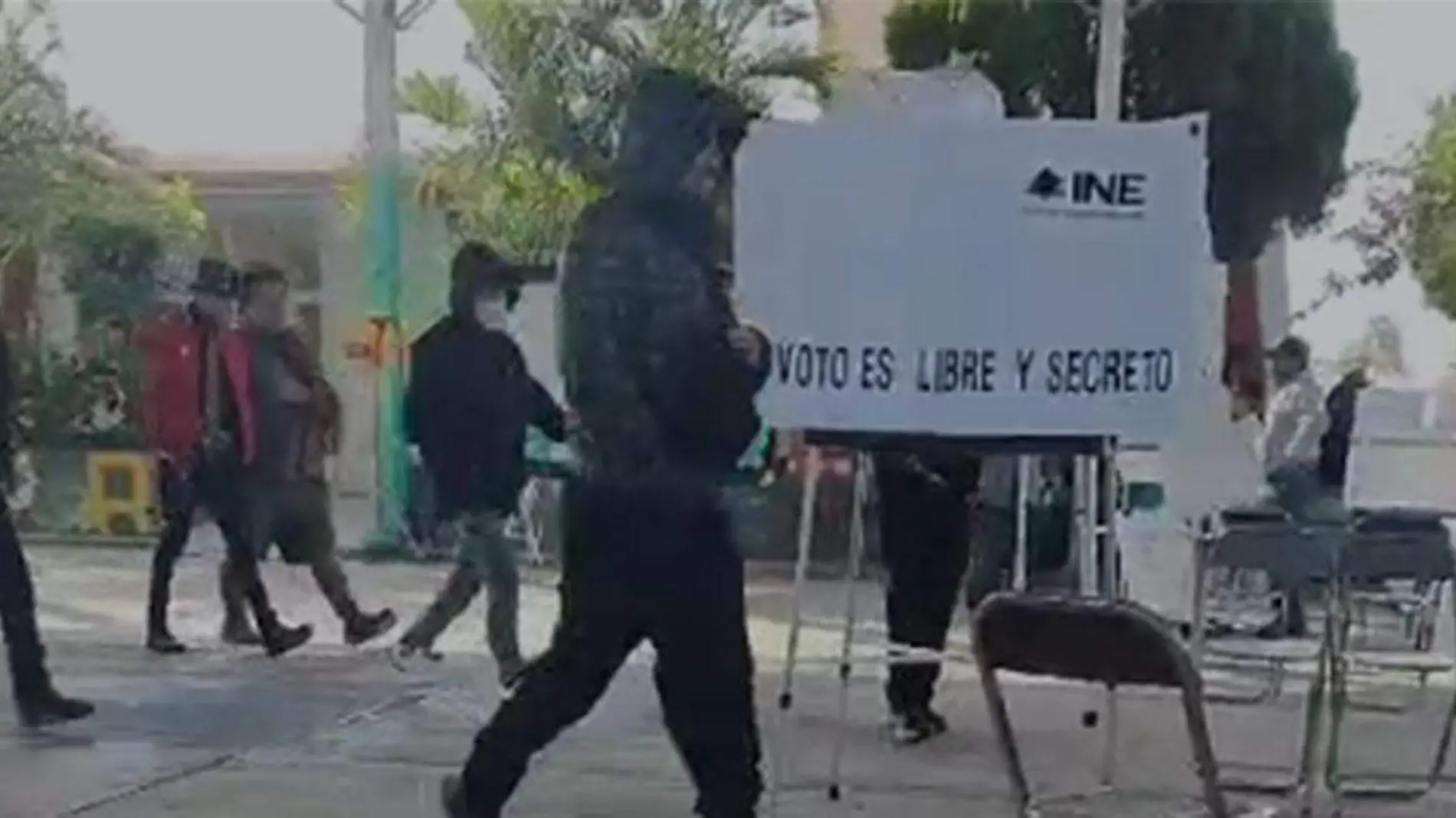 Sujetos armados roban boletas electorales en casilla de Tlapanalá 